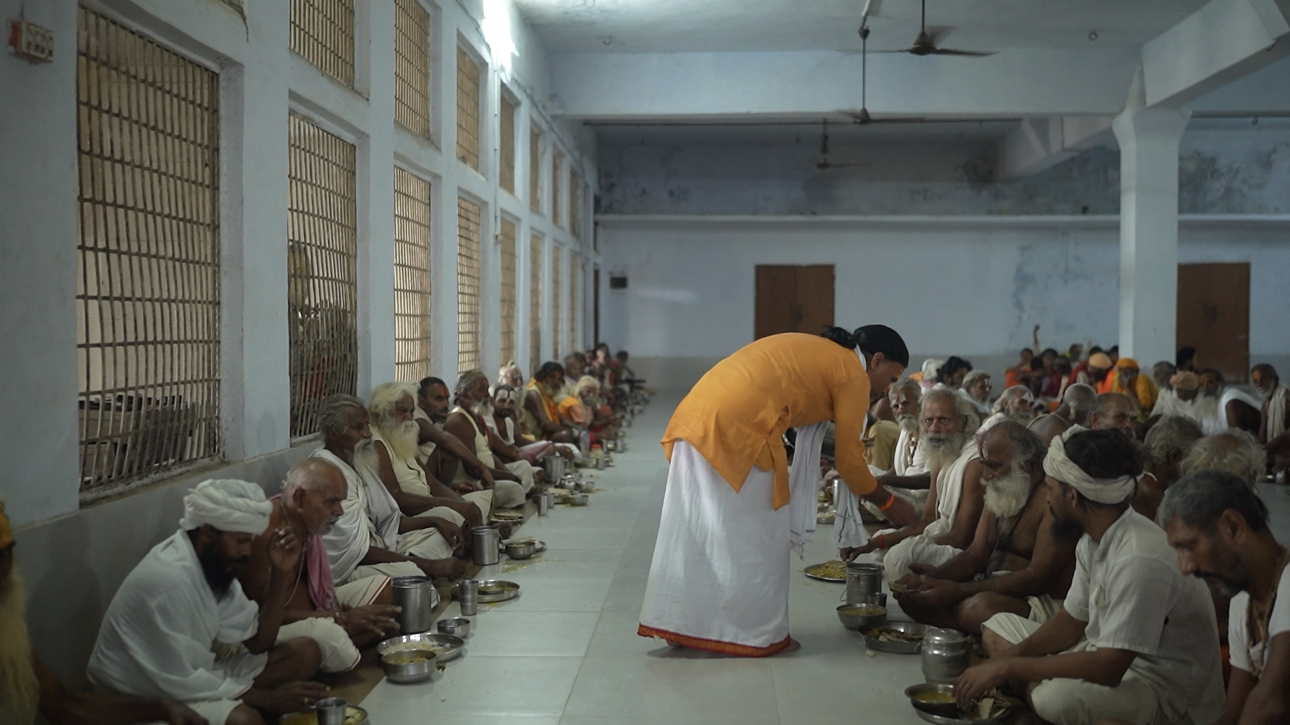 Anna Daan Mahotsav feeding devotion at Maha Kumbh Mela and receiving blessings